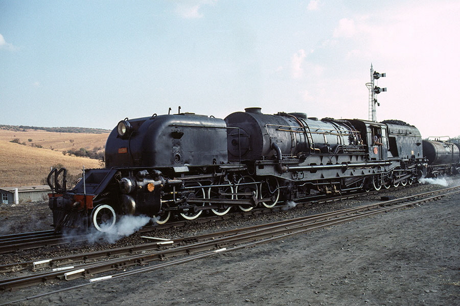 Class 15F 4-8-2 no. 2916 at Magaliesburg.
