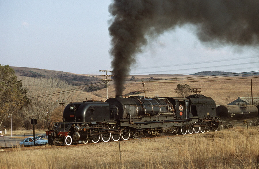 South African Class GMAM "Garratt" 4-8-2+2-8-4 no. 4122 "Jenny" (built by Beyer-Peacock in 1958) performs a run-past at Magaliesburg, South Africa