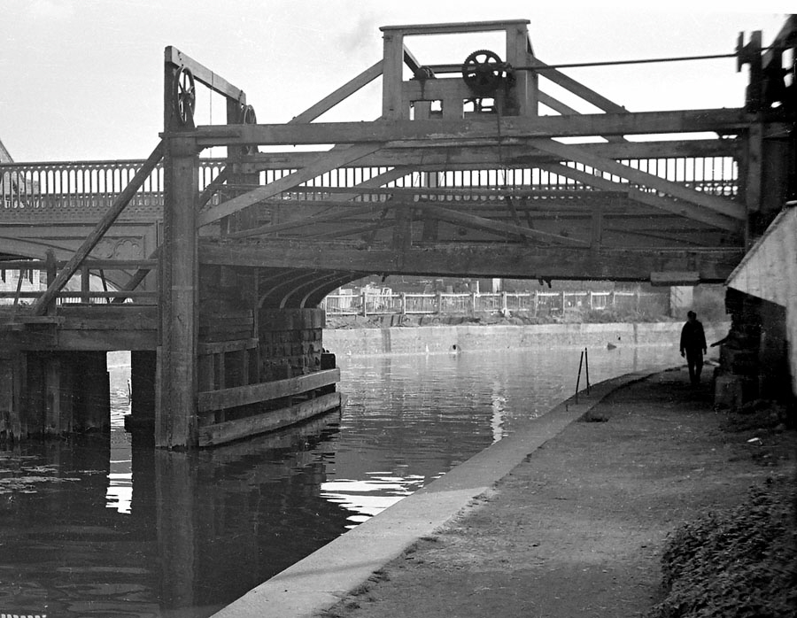 Robert Stephenson design lifting bridge over Grand Union Canal, West Bridge, Leicester and Swannington Railway.