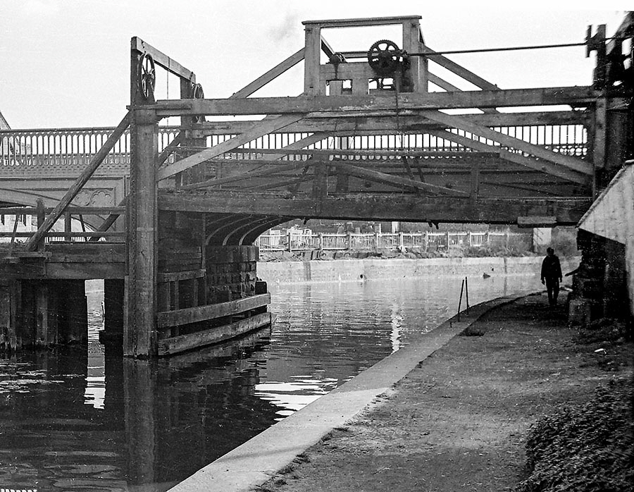 Robert Stephenson design lifting bridge over Grand Union Canal, West Bridge, Leicester and Swannington Railway. Robert Stephenson design lifting bridge over Grand Union Canal, West Bridge, Leicester and Swannington Railway.