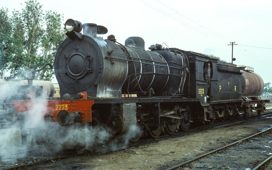 Oil-fired class HGS (Heavy Goods, Superheated) 2-8-0 (built Vulcan Foundry, 1923) at Kotri Junction, Pakistan