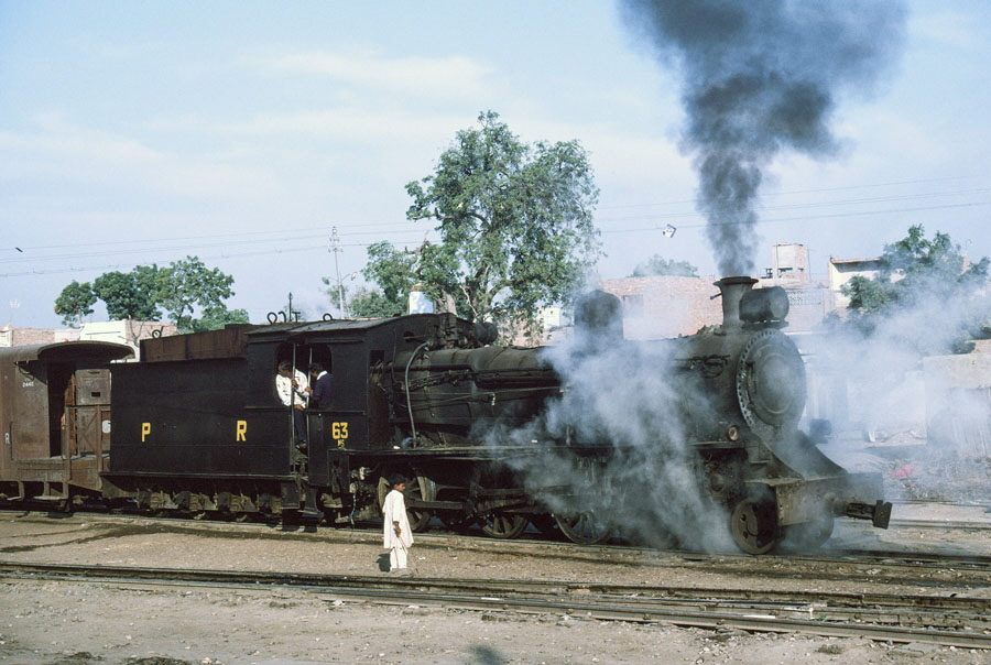 Class MS steam locomotive shunts at Mirpur Khas station, Pakistan