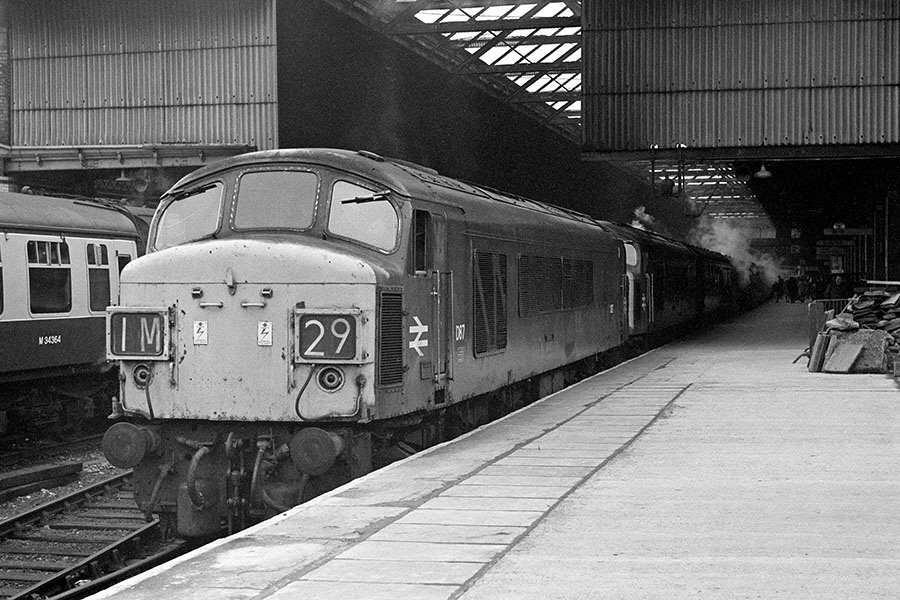 "Peak" & failed loco on train, Leicester