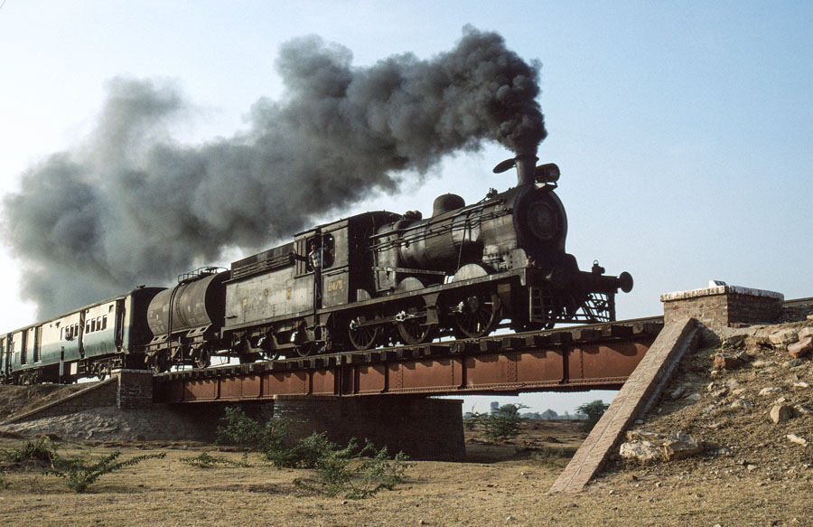Broad gauge, oil fired steam locomotives, class SGS 0-6-0 2470 between Lilla and Malakwal, Pakistan, 22nd December 1993