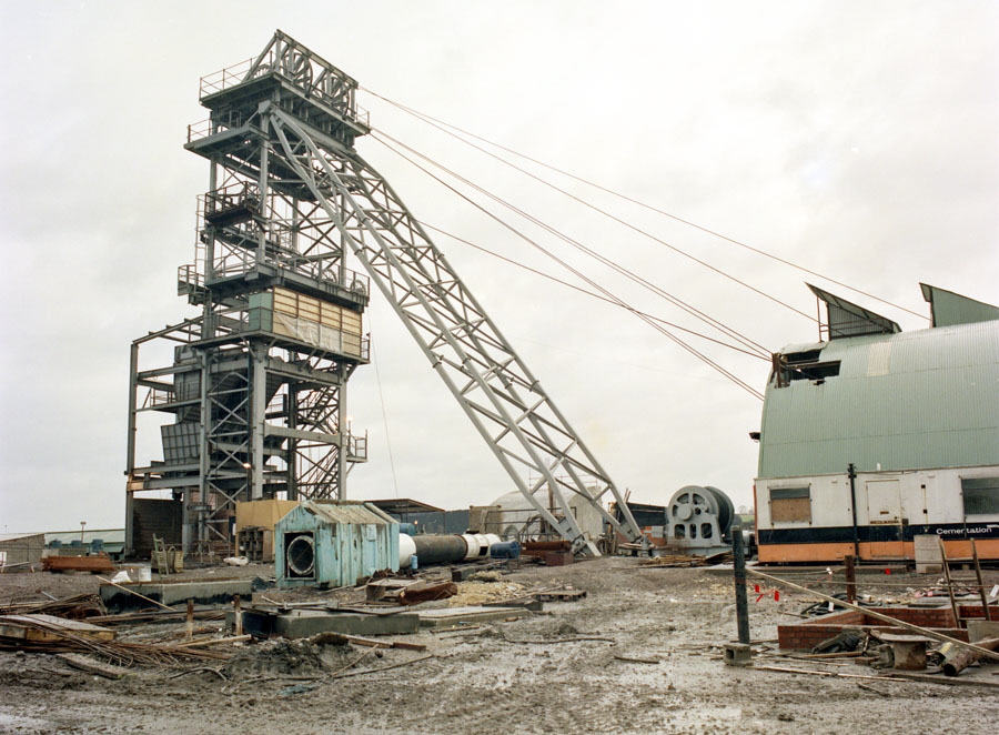 Temporary headgear over shaft of Asfordby mine under construction