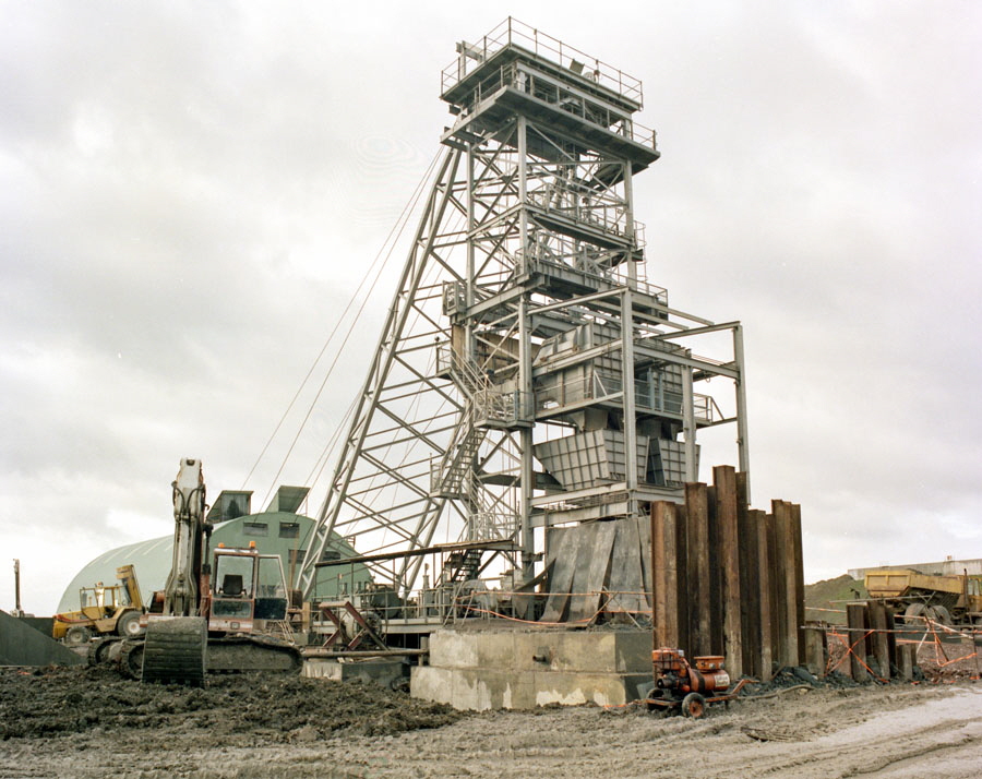 Temporary headgear over the shaft of Asfordby mine under construction