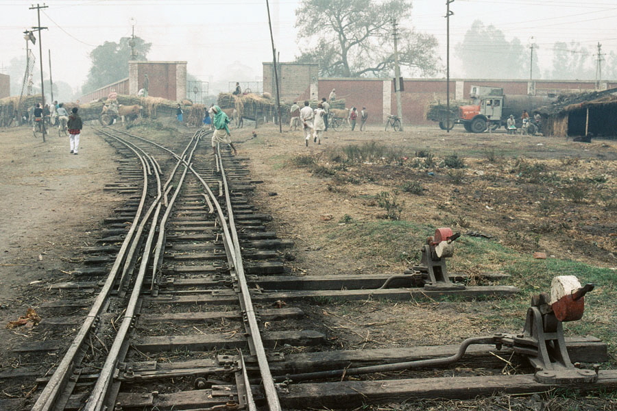 Mixed gauge track at the entrance to the Saraya Sugar Mills