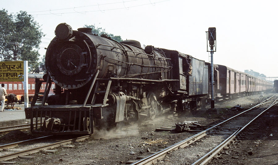 Metre gauge steam locomotive class YG 2-8-2 no. 434? (built by Mitsubishi in 1956) on a passenger train at Samastipur Junction station, India, 29th December 1993