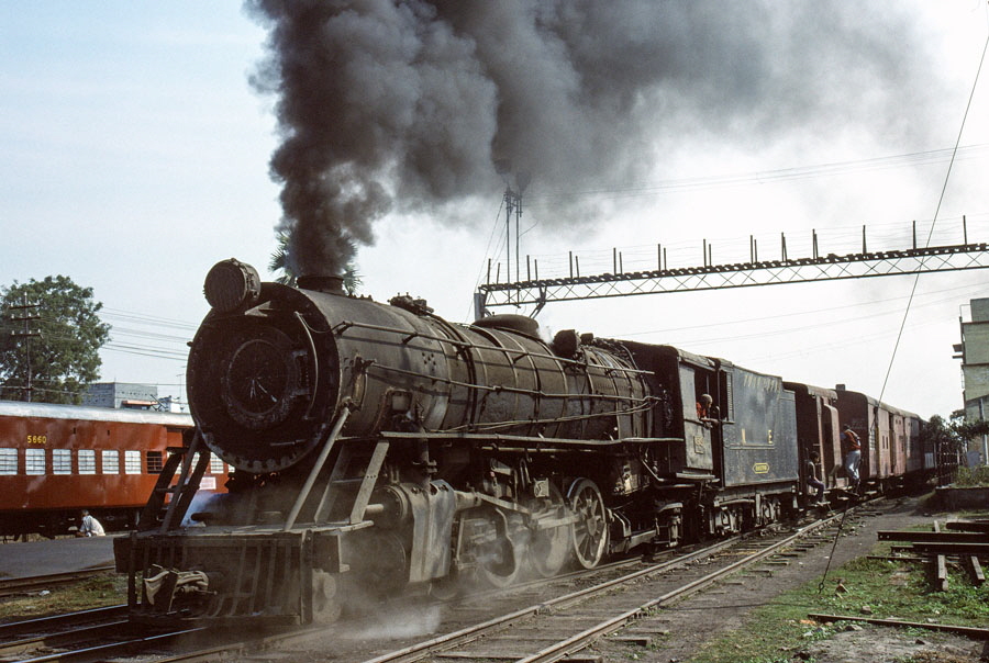 Metre gauge steam locomotive class YG 2-8-2 no. 4345 shunts carriages at Samastipur Junction station, India, 29th December 1993