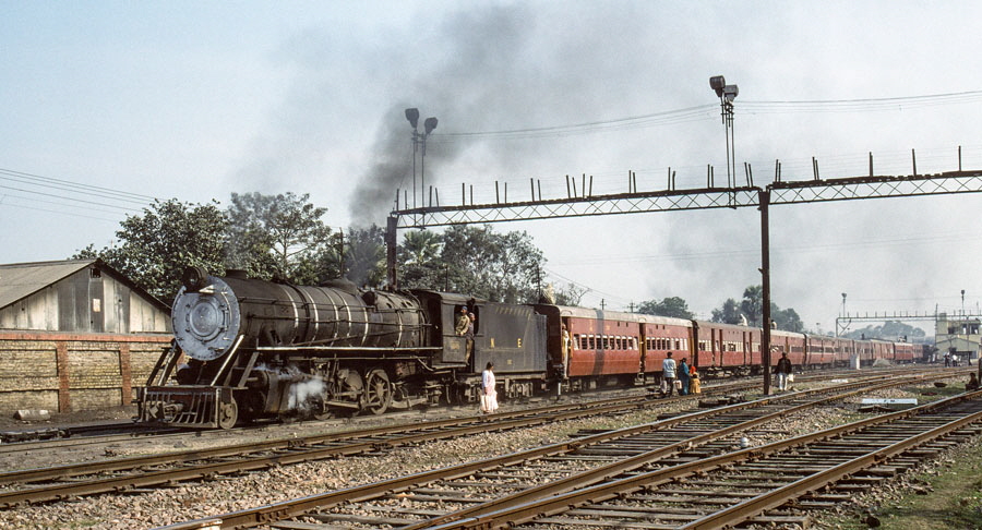 Metre gauge steam locomotive class YG 2-8-2 departs Samastipur Junction station, India, 29th December 1993