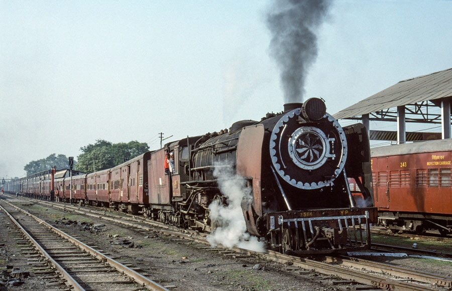 Metre gauge steam locomotive class YP 4-6-2 at Samastipur Junction station, India, 29th December 1993